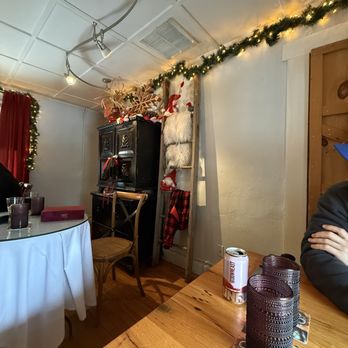The Tree House Tavern & Bistro - Cute decor - New American Near Me - Warwick, Rhode Island