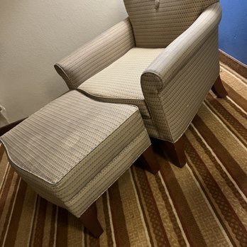 Super 8 by Wyndham Defiance - Chair yuk - Hotels Near Me - Defiance, Ohio