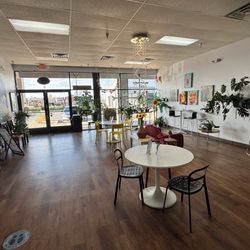 Berry Beet Juice Bar - This space is awesome