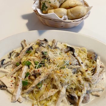Bravo Restaurant - Fettuccine with sliced chicken and mushrooms! Yum - Italian Near Me - Aiea, Hawaii Bravo Restaurant - Fettuccine with sliced chicken and mushrooms! Yum - Italian Near Me - Aiea, Hawaii
