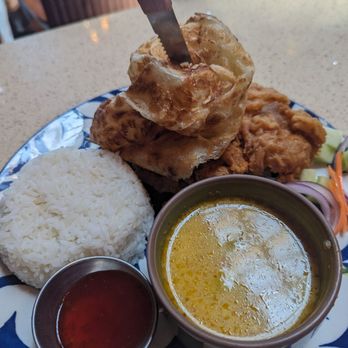 Khao Hom - Fried chicken with roti and curry - Thai Near Me - Hayward, California Khao Hom - Fried chicken with roti and curry - Thai Near Me - Hayward, California