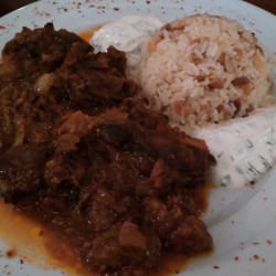 Sofram - Auberginen-Moussaka mit Reis, dazu gemischter Salatteller.