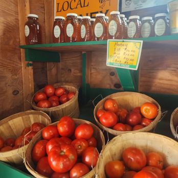 Peters' Farm - askets of tomatoes and jars of honey - Farmers Market Near Me - Salem, New Hampshire