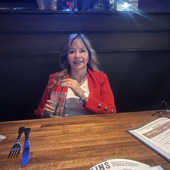 Yard House - Hola Blanca (heart) - New American Near Me - Phoenix, Arizona