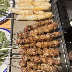 Chinesisches BBQ - Rindfleischspiesse und Reiskuchen