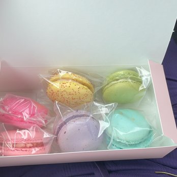 LeilaLove Macarons - Super cute place to buy Macaroons! They have a variety of different flavors! - Desserts Near Me - Park Ridge, Illinois