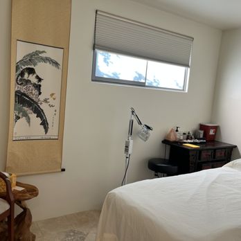 Santa Barbara Herb Clinic - Treatment room - Acupuncture Near Me - Santa Barbara, California Santa Barbara Herb Clinic - Treatment room - Acupuncture Near Me - Santa Barbara, California