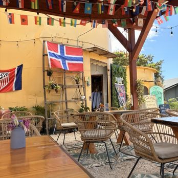 Mele Mele Bakery - Outdoor seating area - Bakeries Near Me - Waialua, Hawaii