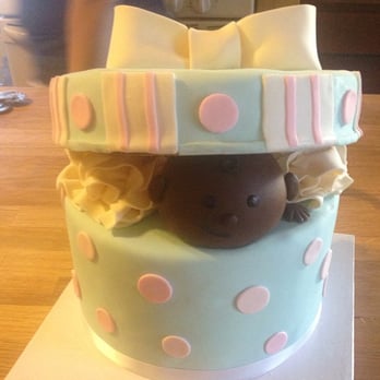 Bayked With Love - detailed view of the top layer of the baby shower cake - Cupcakes Near Me Bayked With Love - detailed view of the top layer of the baby shower cake - Cupcakes Near Me