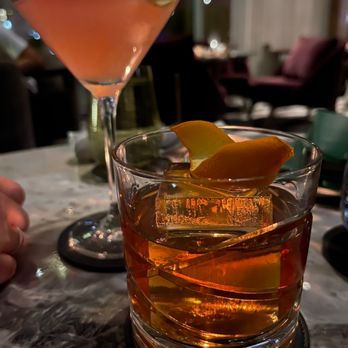 Z Bar - Old fashioned (cosmopolitan in the hind view) - Lounges Near Me - Chicago, Illinois