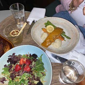 Kokomo - Garden salad, Salmon Filet (GF) - Caribbean Near Me - Brooklyn, New York Kokomo - Garden salad, Salmon Filet (GF) - Caribbean Near Me - Brooklyn, New York