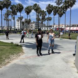 Venice Beach Skate Dance Plaza - Nice day to skate dance!