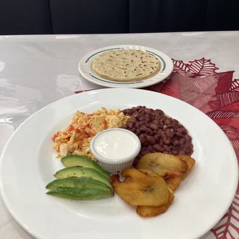 Los 3 Amigos - Desayuno con huevos , frijoles enteros , maduros , crema, aguacate y tortillas - Italian Near Me - Teaneck, New Jersey