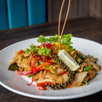 Chiang Mai - Pad See Ew with Chicken - Thai Near Me - Toronto, Ontario Chiang Mai - Pad See Ew with Chicken - Thai Near Me - Toronto, Ontario