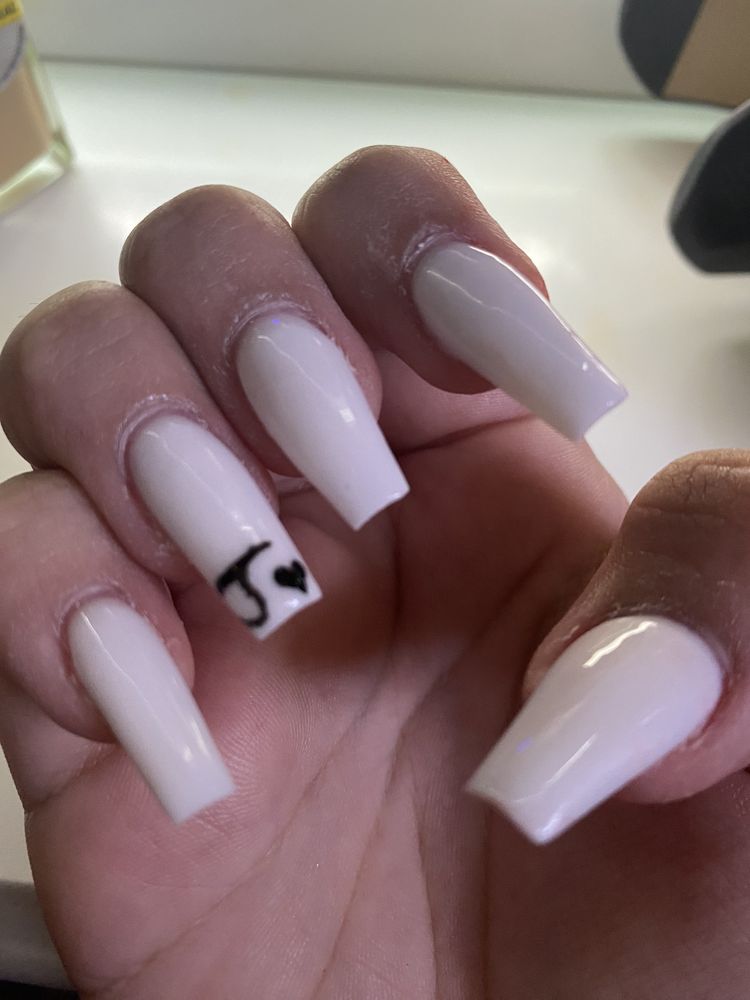 VIP Nails and Spa Logo