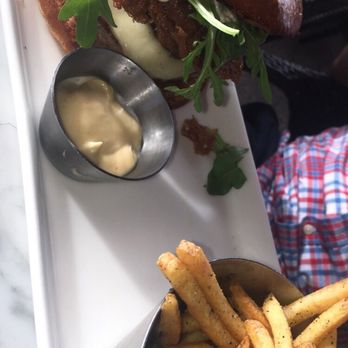Earls Kitchen + Bar - Bronx burger - New American Near Me - Miami, Florida