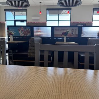 Chick-fil-A - Clean tables with fresh flowers - Fast Food Near Me - Placentia, California