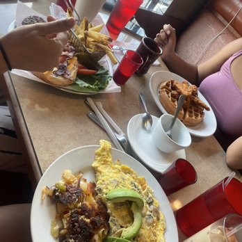 Pete's Grill - California Omelette, Crisp Belgian Waffles, Bacon Cheese Burger - New American Near Me - Sunnyside, New York