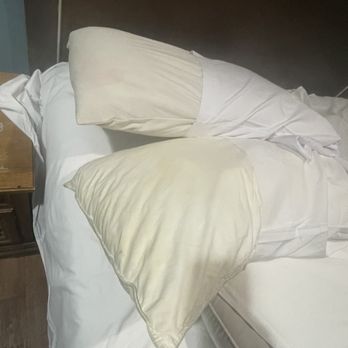 Mamaroneck Motel - Stained old gross pillows - Hotels Near Me - Mamaroneck, New York