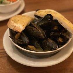 Brownstone Cafe - Steamed mussels + garlic bread