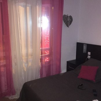 Le Grand Large - The neon sign at night. - Hotels Near Me - Palavas-Les-Flots, 34
