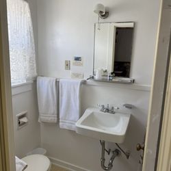 Bridgeport Inn - Small bathroom