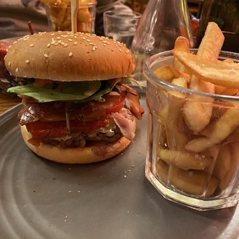 Le Progrès - Burger with Jamon - Brasseries Near Me - Paris, 75 Le Progrès - Burger with Jamon - Brasseries Near Me - Paris, 75