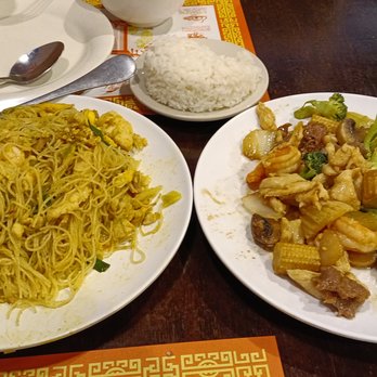 Mayflower Chinese Cuisine - Singapore Rice Noodle + Comb Stir Fries (w/1/4 consumed) - Chinese Near Me - Chandler, Arizona