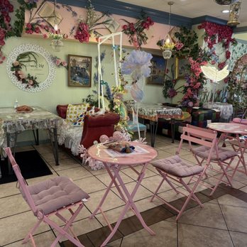 Jin Tea House - Dine in room. That purple flower stand in the middle actually open & close. - Bubble Tea Near Me - West Covina, California