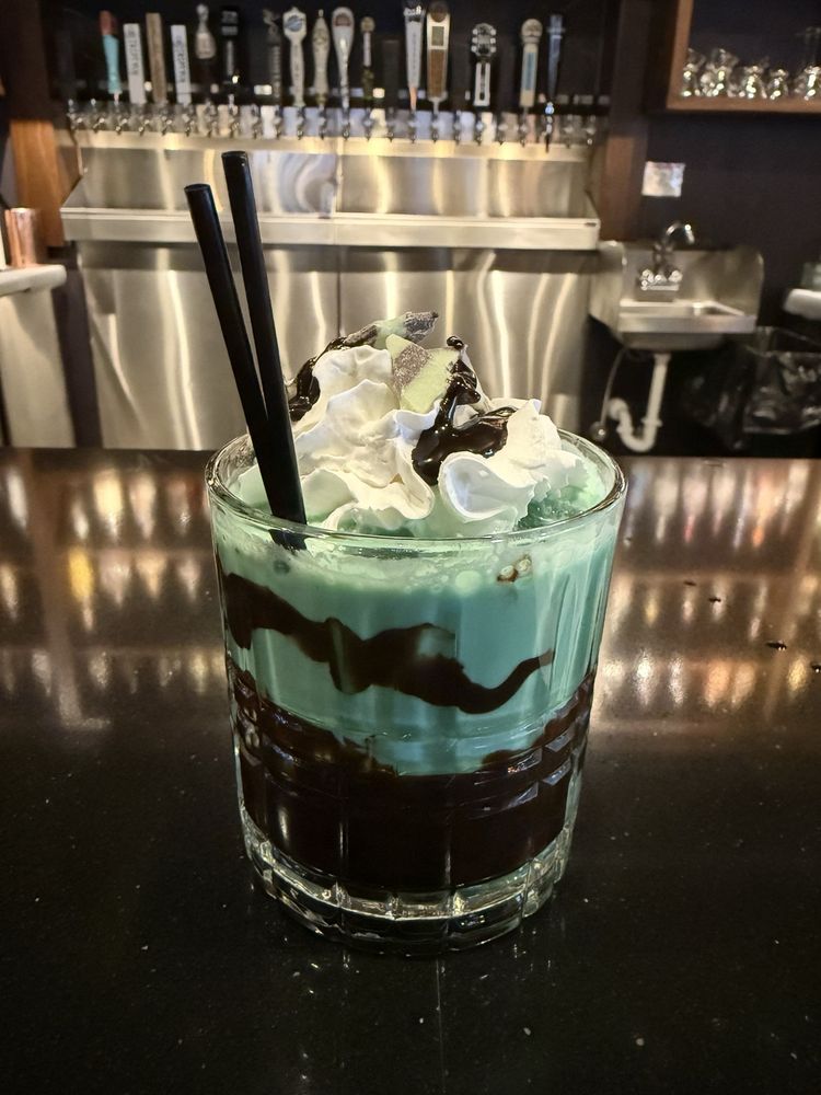 Copper & Oak Bourbon and Craft Beer Bar Logo