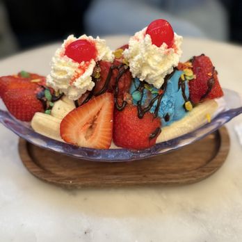 Mini Monster Cafe - Berries and cream banana split, 8/10 - Ice Cream & Frozen Yogurt Near Me - Long Beach, California Mini Monster Cafe - Berries and cream banana split, 8/10 - Ice Cream & Frozen Yogurt Near Me - Long Beach, California