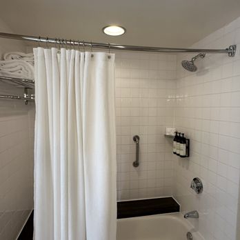 Fairmont Waterfront - Bathroom - Hotels Near Me - Vancouver, British Columbia Fairmont Waterfront - Bathroom - Hotels Near Me - Vancouver, British Columbia