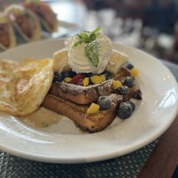 La Tentacion Pizza & Mexican Grill - French toast with very fresh fruit and eggs.
