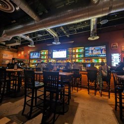 BJ's Restaurant & Brewhouse - Bar area