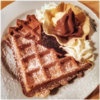 Cafe Kaiser - Waffel mit Kirschspiegel, Sahne und Eis .... - Cafes Near Me - Quedlinburg, ST