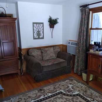 Narrow Gauge Inn - Sitting area in room - Hotels Near Me - Fish Camp, California Narrow Gauge Inn - Sitting area in room - Hotels Near Me - Fish Camp, California