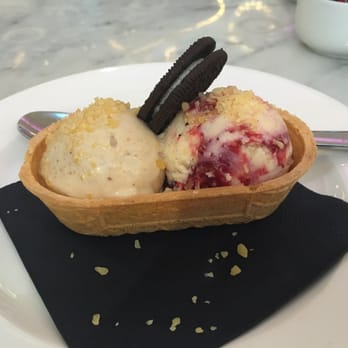 The Perfectionists' Café - Hazelnut & raspberry ripple ice cream w/Oreo & popping candy - Ice Cream & Frozen Yogurt Near Me - London, XGL