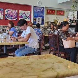 Saigon's Restaurant - Inside da restaurant............was pretty crowded for lunch.