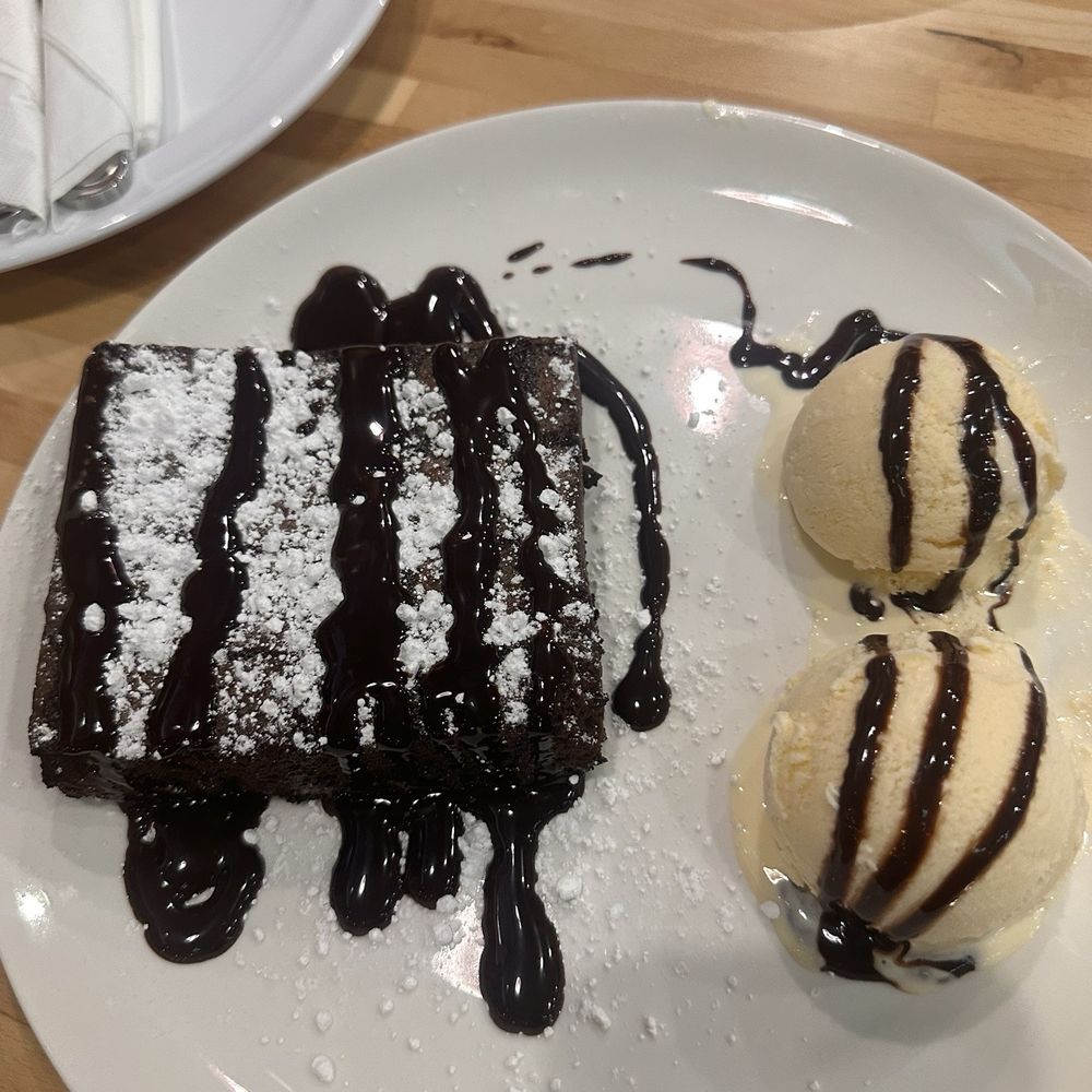 Cali Pizzeria - Chocolate brownie with ice cream - Pizza Near Me - Temecula, California Cali Pizzeria - Chocolate brownie with ice cream - Pizza Near Me - Temecula, California