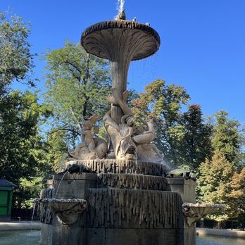 Parque Del Retiro - Yet another fountain - Parks Near Me - Madrid, M