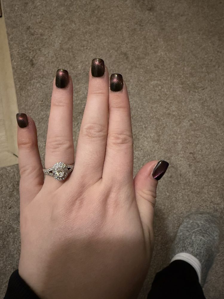 Unique Nails Logo