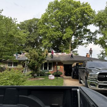 Bull Exteriors - Bull exterior team working on roof - Roofing Near Me - Granite City, Illinois Bull Exteriors - Bull exterior team working on roof - Roofing Near Me - Granite City, Illinois