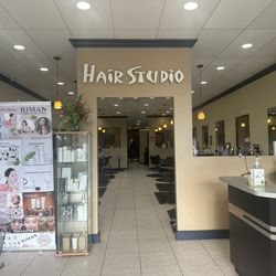 Hair Studio On Alafaya - Looking into the store from the lobby
