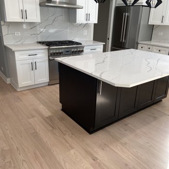 Nex Flooring - a kitchen with a center island - Flooring Near Me - Hoffman Estates, Illinois