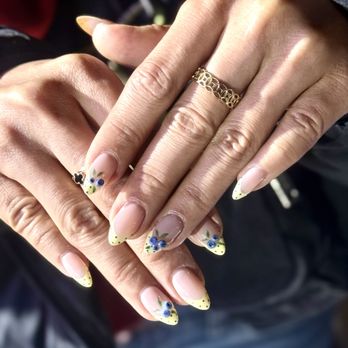 1. Papillon Lounge & Nails