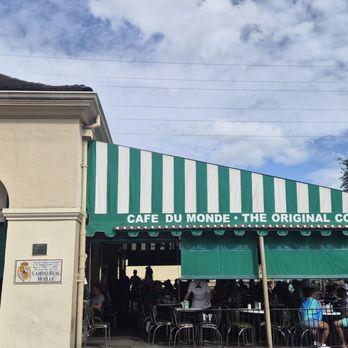 Cafe Du Monde - Cafes Near Me - New Orleans, Louisiana