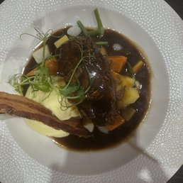 Beef with mashed potatoes and vegetables