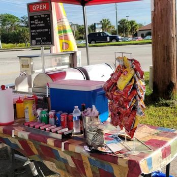 Uno Dog & Catering - a table with food on it - Caterers Near Me - Sebring, Florida Uno Dog & Catering - a table with food on it - Caterers Near Me - Sebring, Florida
