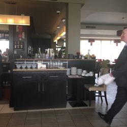 Kitty Hawks Restaurant - Waiting to be noticed...