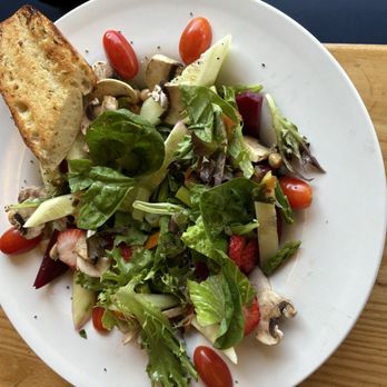 Flying Fish & Grill - Vegetarian salad was excellent and very fresh - Seafood Near Me - Half Moon Bay, California